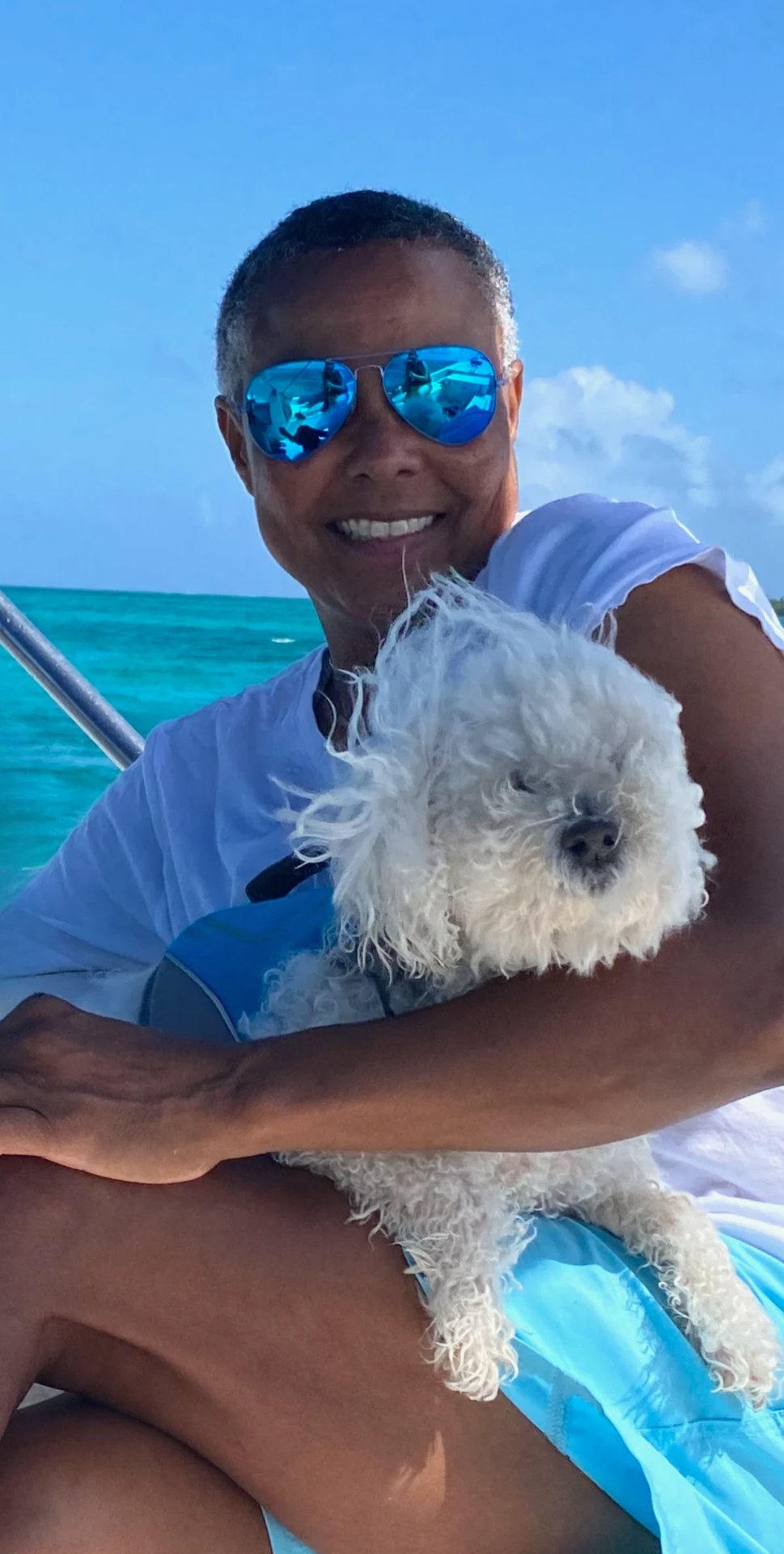 Shirlene Batty, Eigentümerin von Popeyes 23, auf einer Holzveranda auf Caye Caulker
