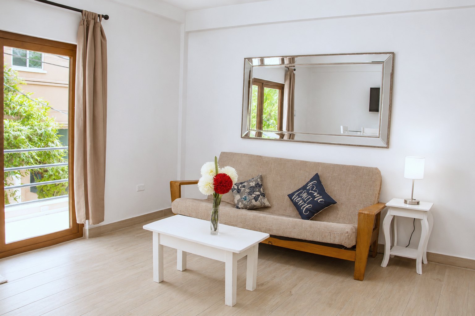 Wohnzimmer mit Queen-Size-Futon