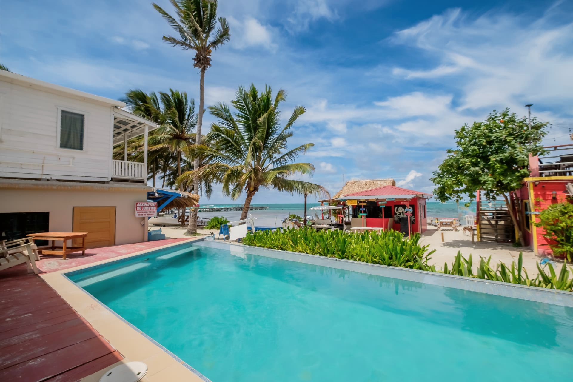 Gemeinschaftspool und Holzdeck der Anlage